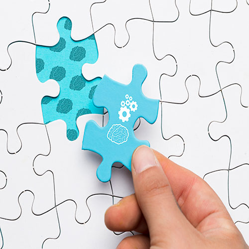 primer-plano-mano-humana-pieza-rompecabezas-azul-dibujo-cerebro-rueda-dentada primer-plano-mano-humana-pieza-rompecabezas-azul-dibujo-cerebro-rueda-dentada